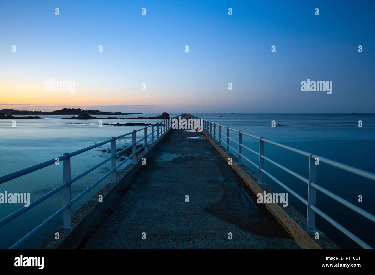 Pont à Ferry pour l'Ile de Batz, Roscoff, Bretagne.Ce pont est utilisé pendant la marée basse.Le pont est de 600 mètres de long. Banque D'Images