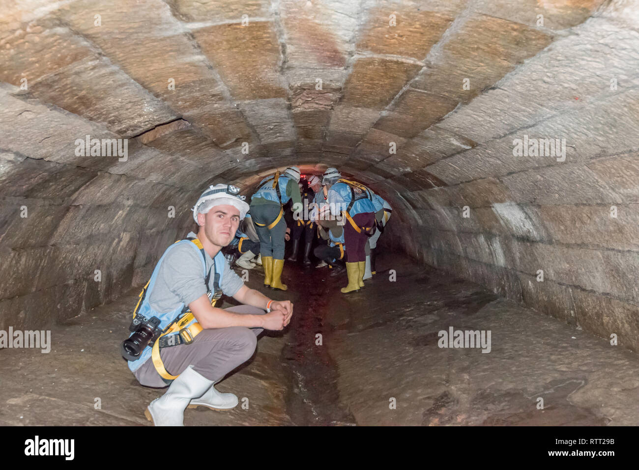 Les gens sur l'eau de Sydney une visite guidée de la cuve maintenant couvert d'eau qui passe sous la dépendance du CBD de Sydney en Nouvelle-Galles du Sud, Australie Banque D'Images