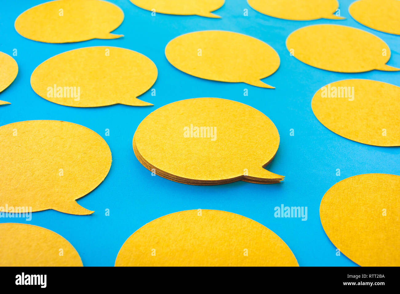 Chat Jaune,bulle d'icônes sur un fond de couleur bleu.parle et le message pour les médias sociaux idées concepts Banque D'Images