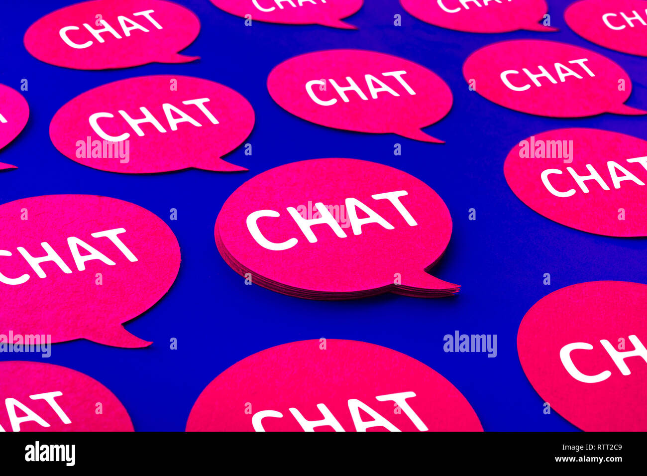Chat,bulle d'icônes sur un fond de couleur bleu.parle et le message pour les médias sociaux idées concepts Banque D'Images