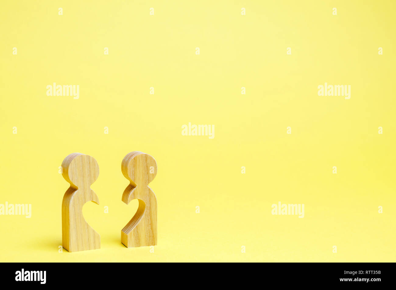 Deux homme de bois avec la moitié d'un coeur. Recherche d'une âme sœur. Flirt et sympathie. Les relations humaines. L'amour de toute vie. Les amoureux de la réunion. Le divorce et la liquidation. Banque D'Images