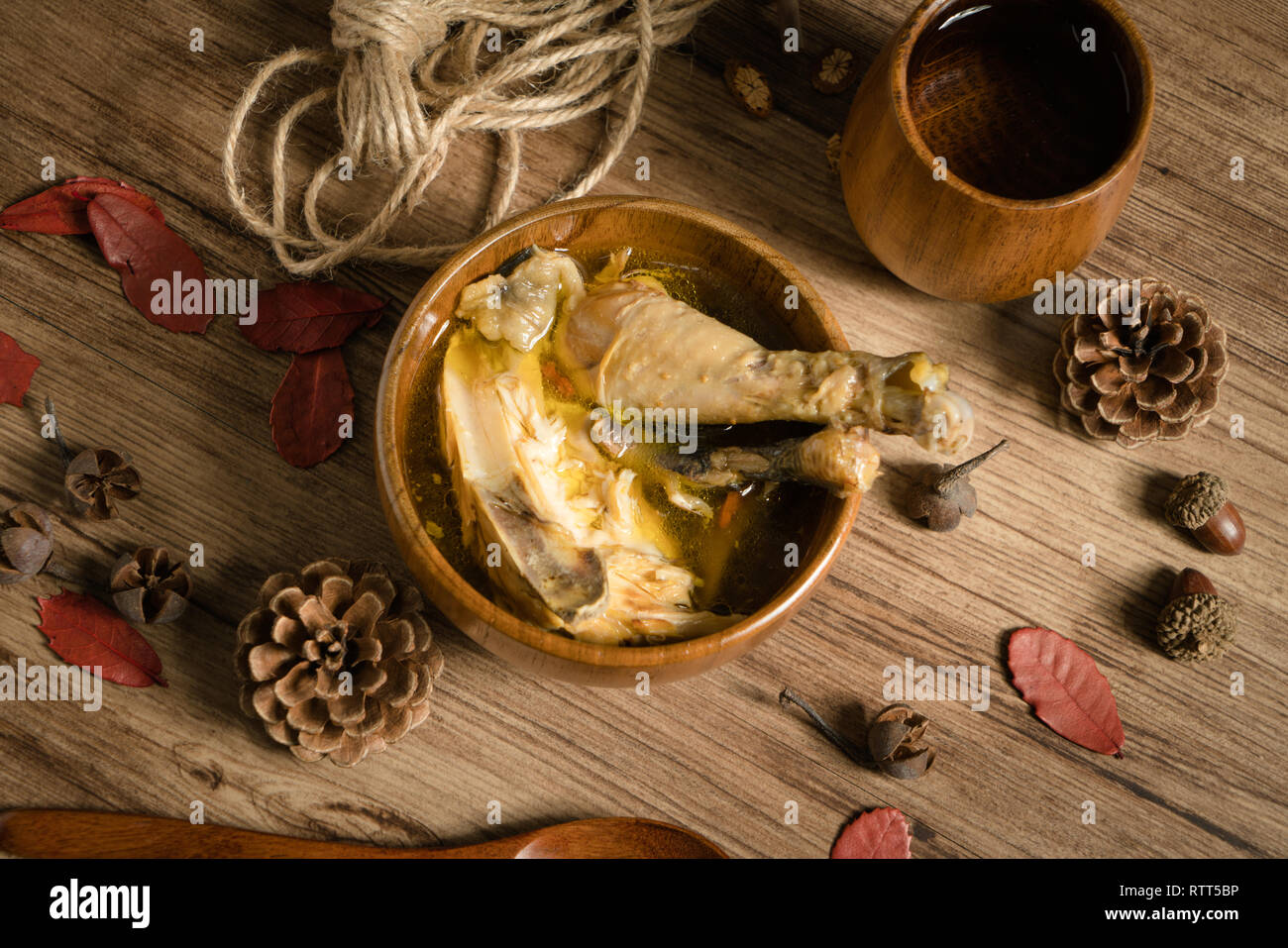 Soupe au poulet avec fond de bois Banque D'Images