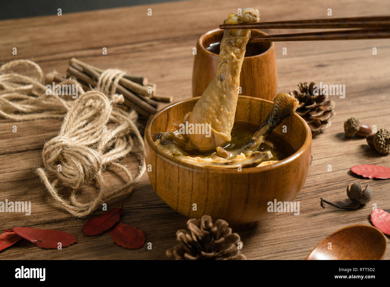 Soupe au poulet avec fond de bois Banque D'Images
