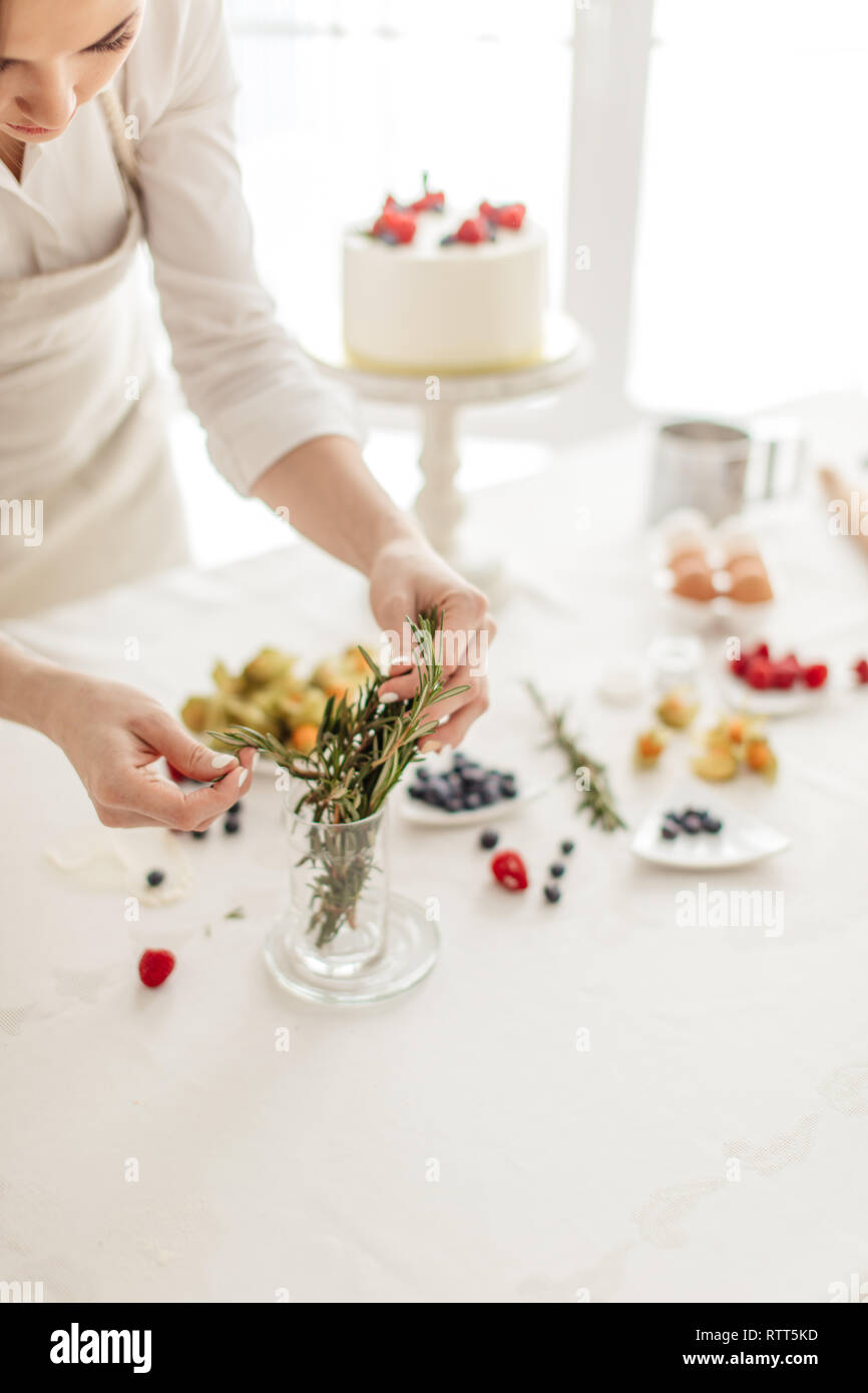 Beautiful Housewife Cooking Birthday Cake Banque D Image Et Photos Alamy