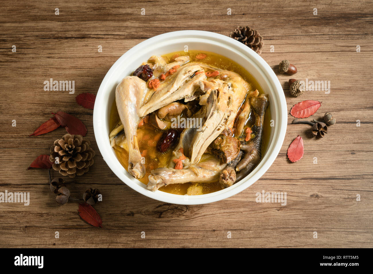 Soupe au poulet avec fond de bois Banque D'Images