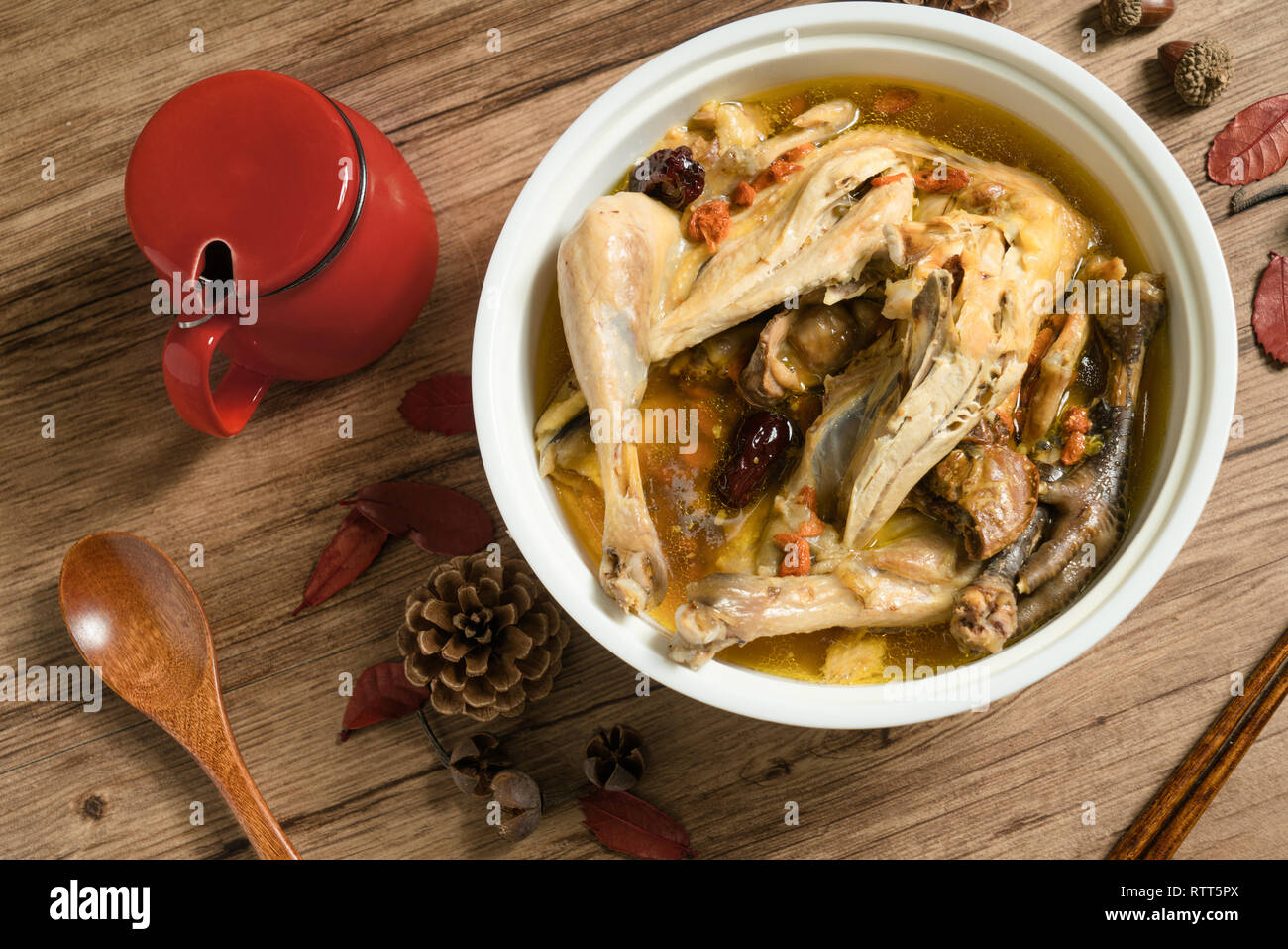 Soupe au poulet avec fond de bois Banque D'Images