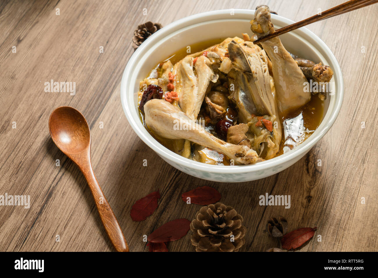 Soupe au poulet avec fond de bois Banque D'Images