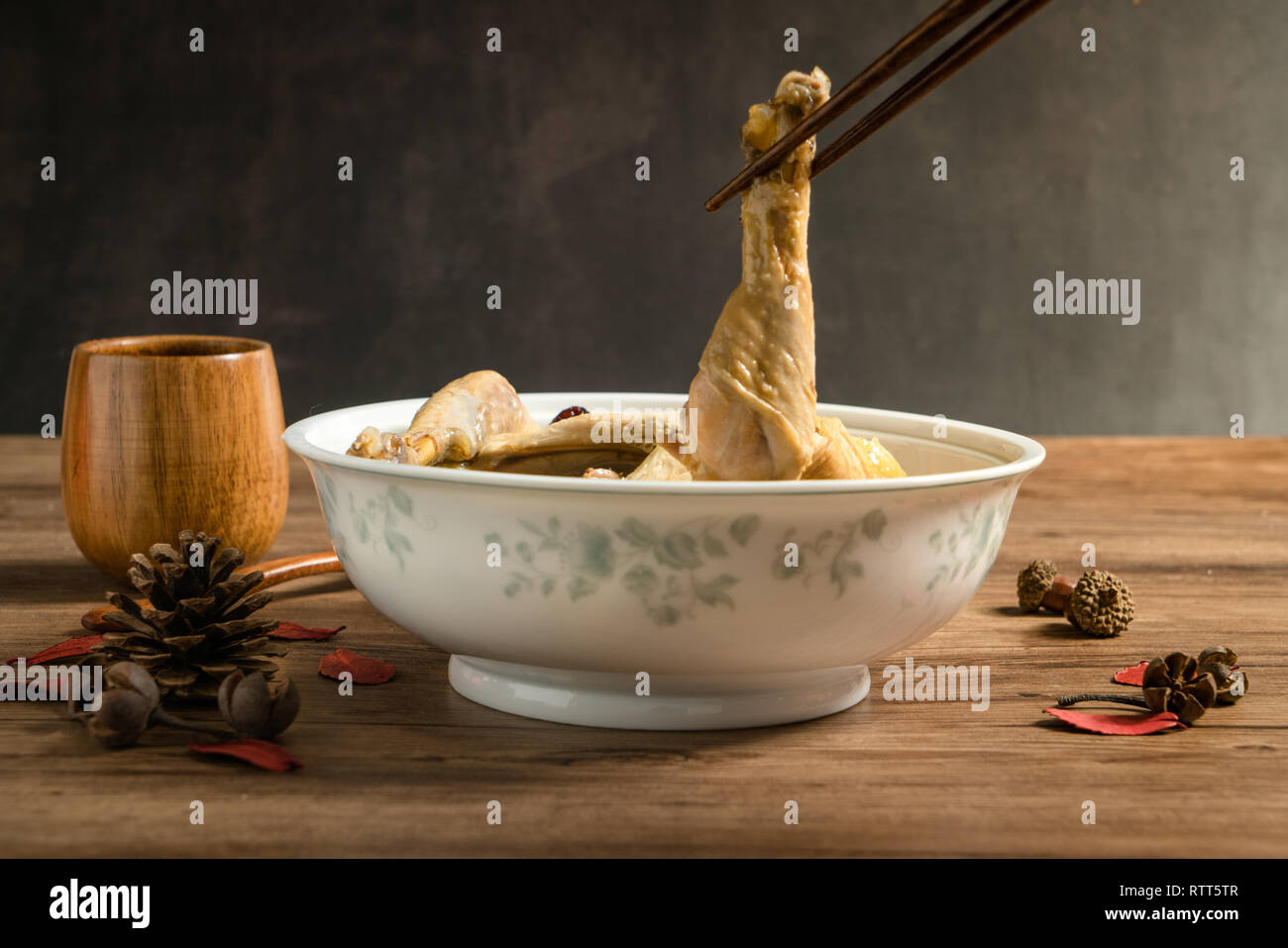 Soupe au poulet avec fond de bois Banque D'Images