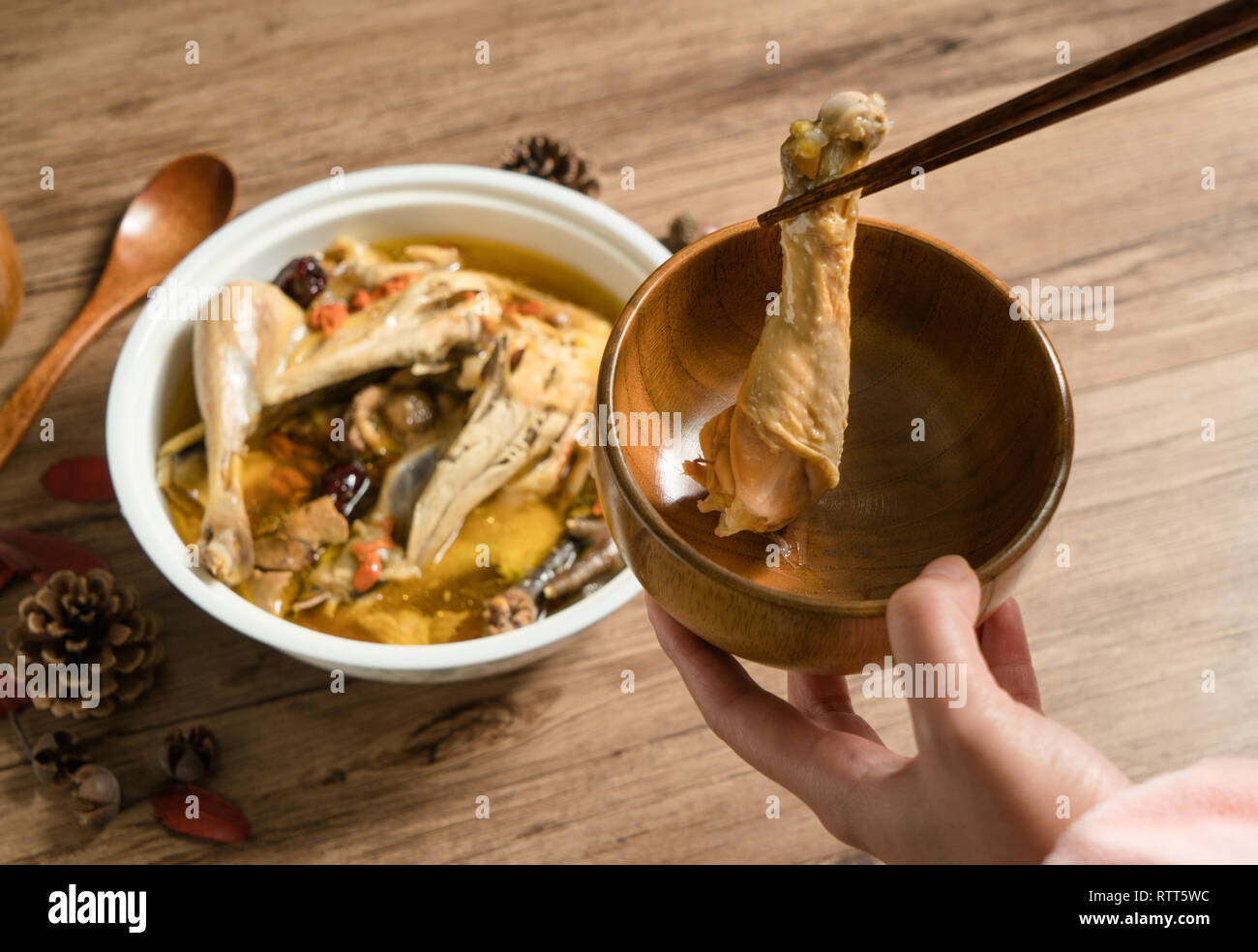 Soupe au poulet avec fond de bois Banque D'Images