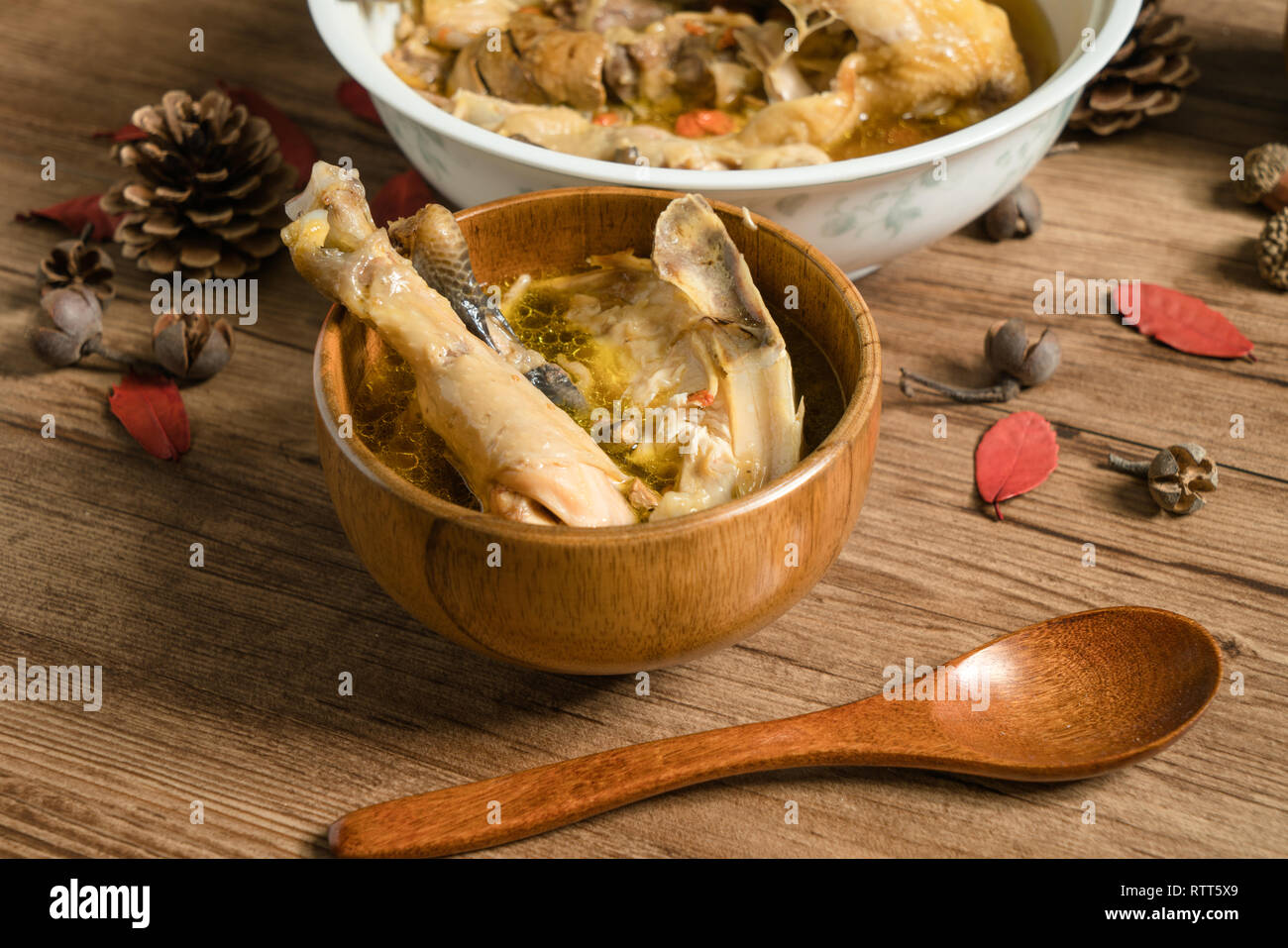 Soupe au poulet avec fond de bois Banque D'Images