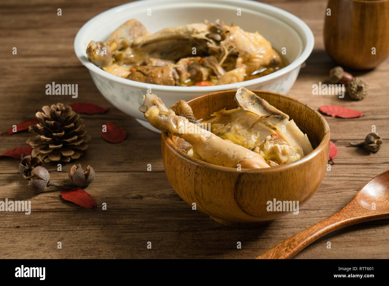 Soupe au poulet avec fond de bois Banque D'Images