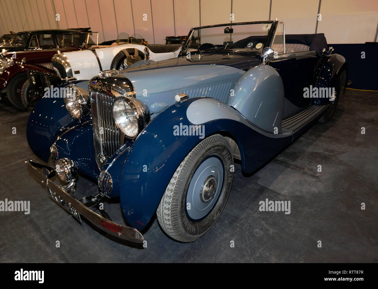 Trois-quart Vue frontale d'un prototype 1938 Lagonda V12, à l'affiche dans l'enclos de la London 2019 Classic Car Show Banque D'Images