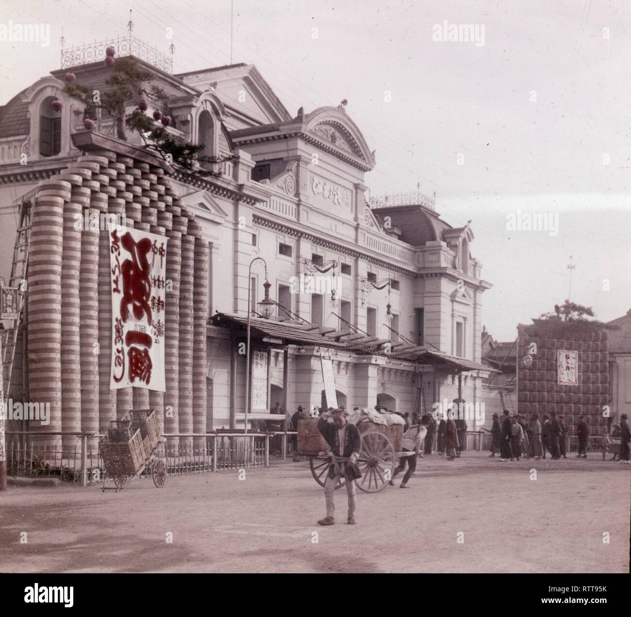 Vue extérieure colorisée d'un entrepôt, Tokyo, Japon, 1922. (Photo de Burton Holmes) Banque D'Images