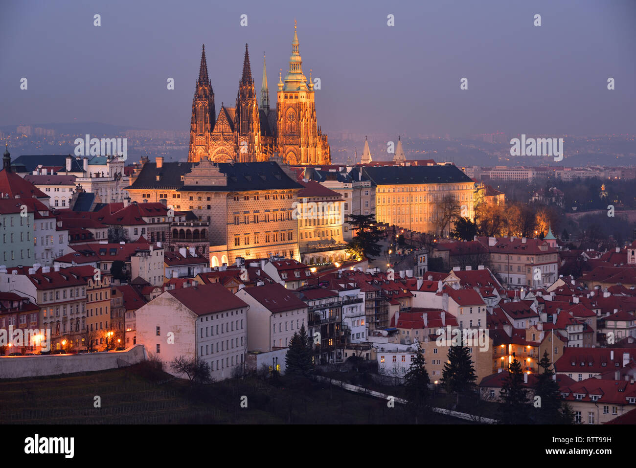 Le Château de Prague et de la Cathédrale St Vitus avec éclairage de nuit. Soirée d'hiver. Vue depuis le monastère de Strahov. Banque D'Images