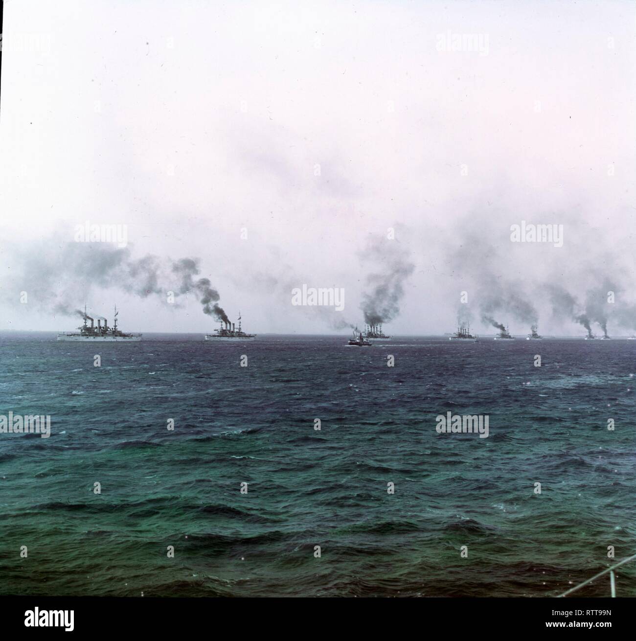 Photo colorisée de plusieurs cutleships en mer, vers 1905. (Photo de Burton Holmes) Banque D'Images