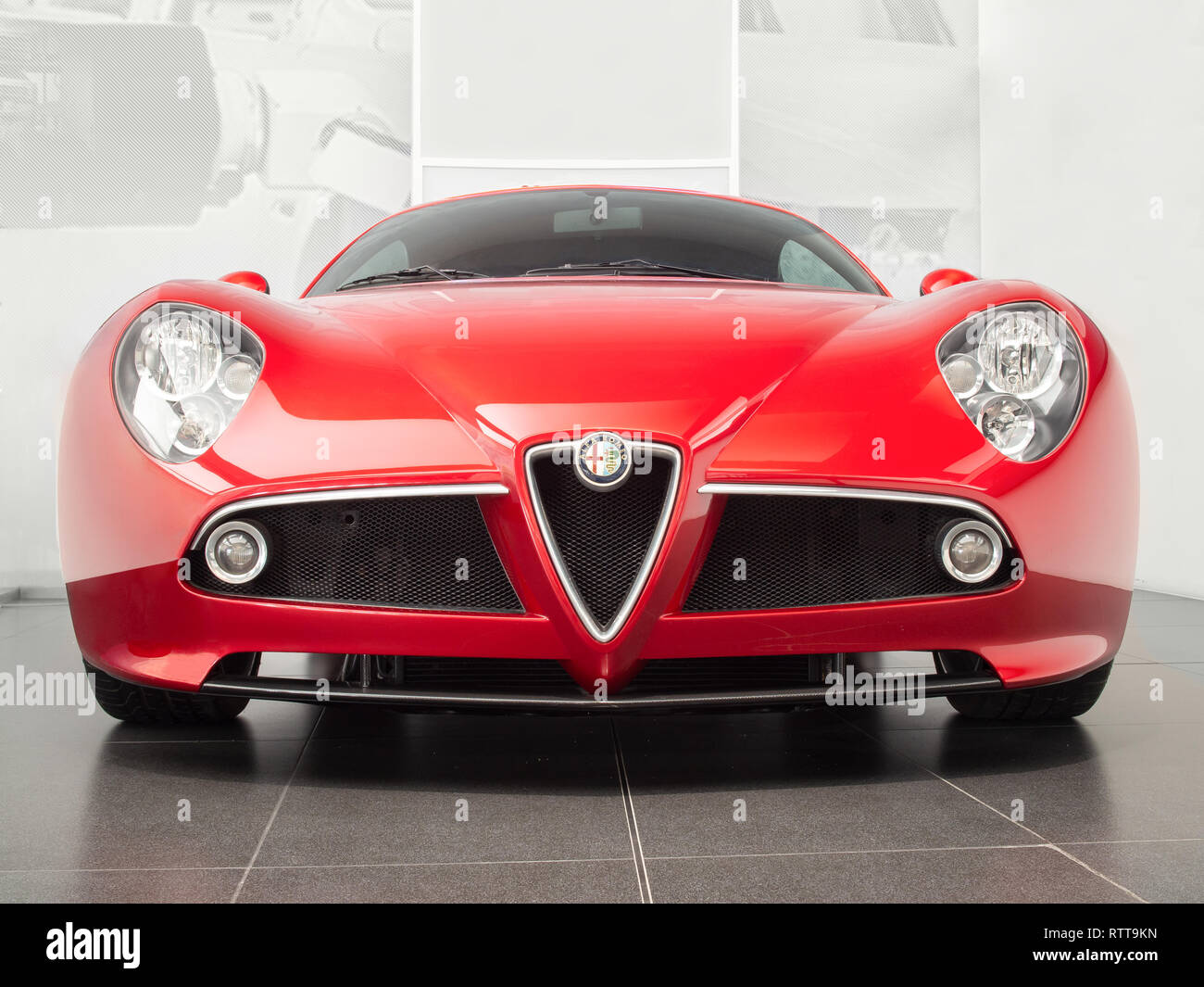 ARESE, ITALIE - 13 février 2019 : 2007 Alfa Romeo 8C Competizione 'concept' (Vue de face) dans le Musée Alfa Romeo (Museo Storico Alfa Romeo) Banque D'Images