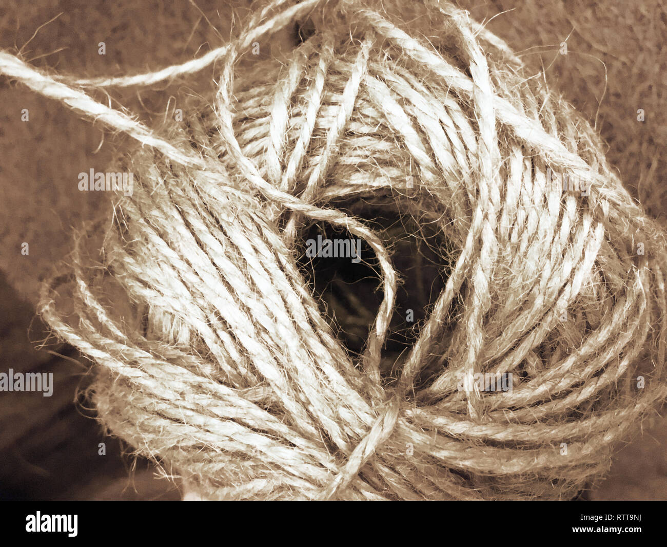 Corde blanche et la texture - enroulé la corde blanche sur un fond de bois très texturées. Chambre décorée dans le close-up. Banque D'Images