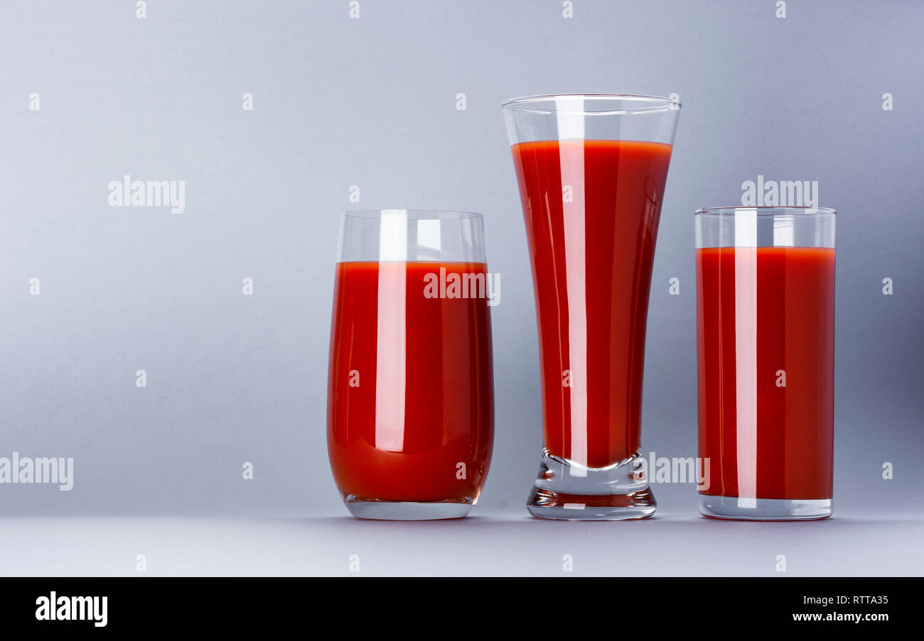 Un verre de jus de tomate isolé sur fond blanc avec copie espace, cocktail bloody mary Banque D'Images