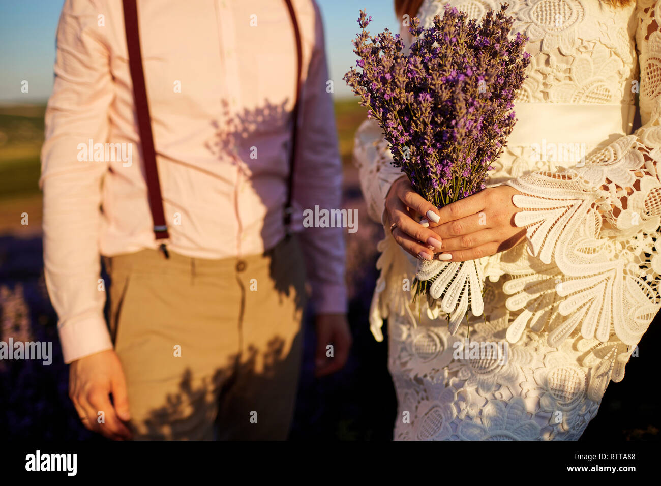 Close-up d'un bouquet de lavande dans les mains des mariés. Banque D'Images