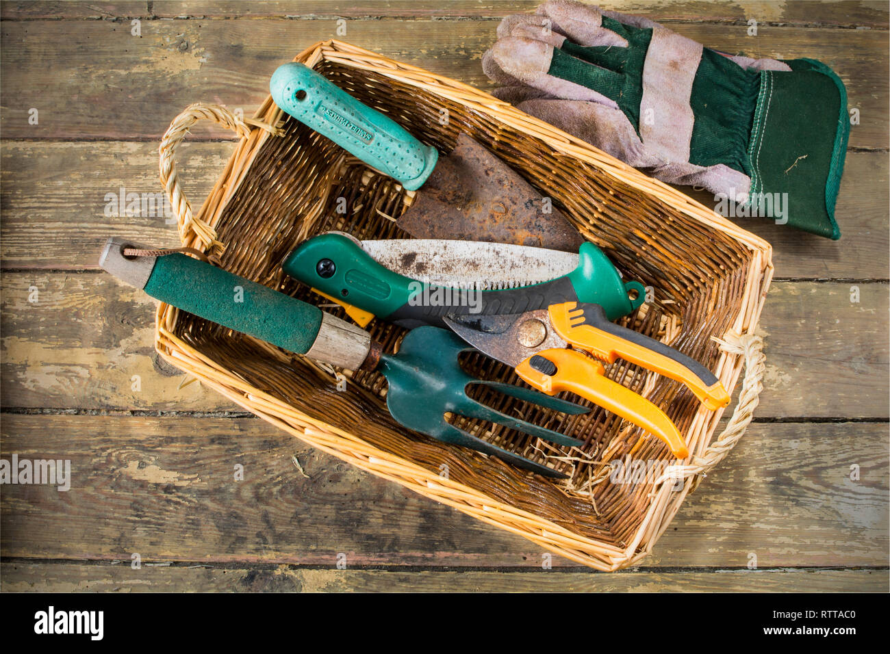 Un panier de bien utilisé d'habitude des outils à main de jardinage Banque D'Images