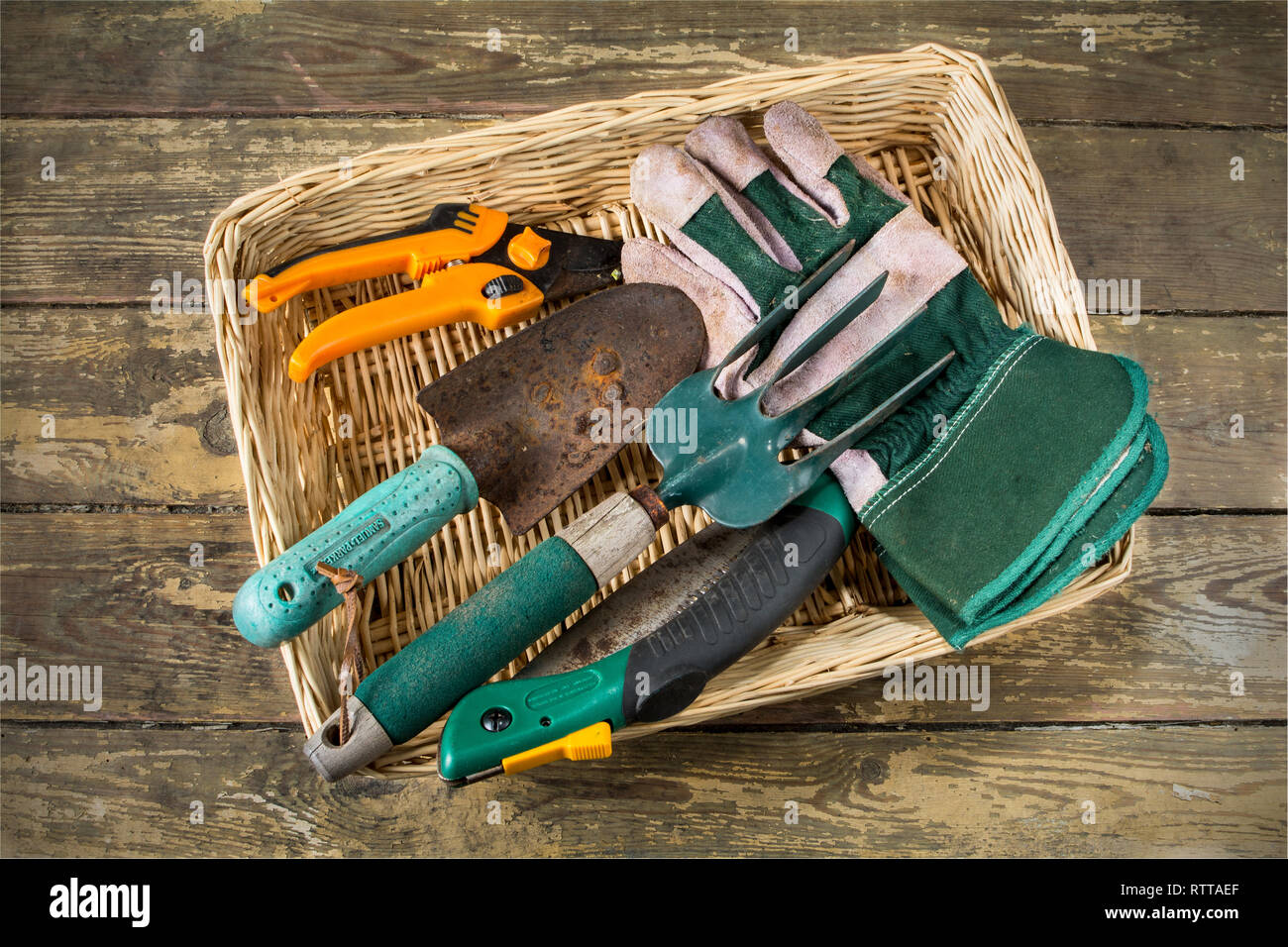 Un panier de bien utilisé d'habitude des outils à main de jardinage Banque D'Images