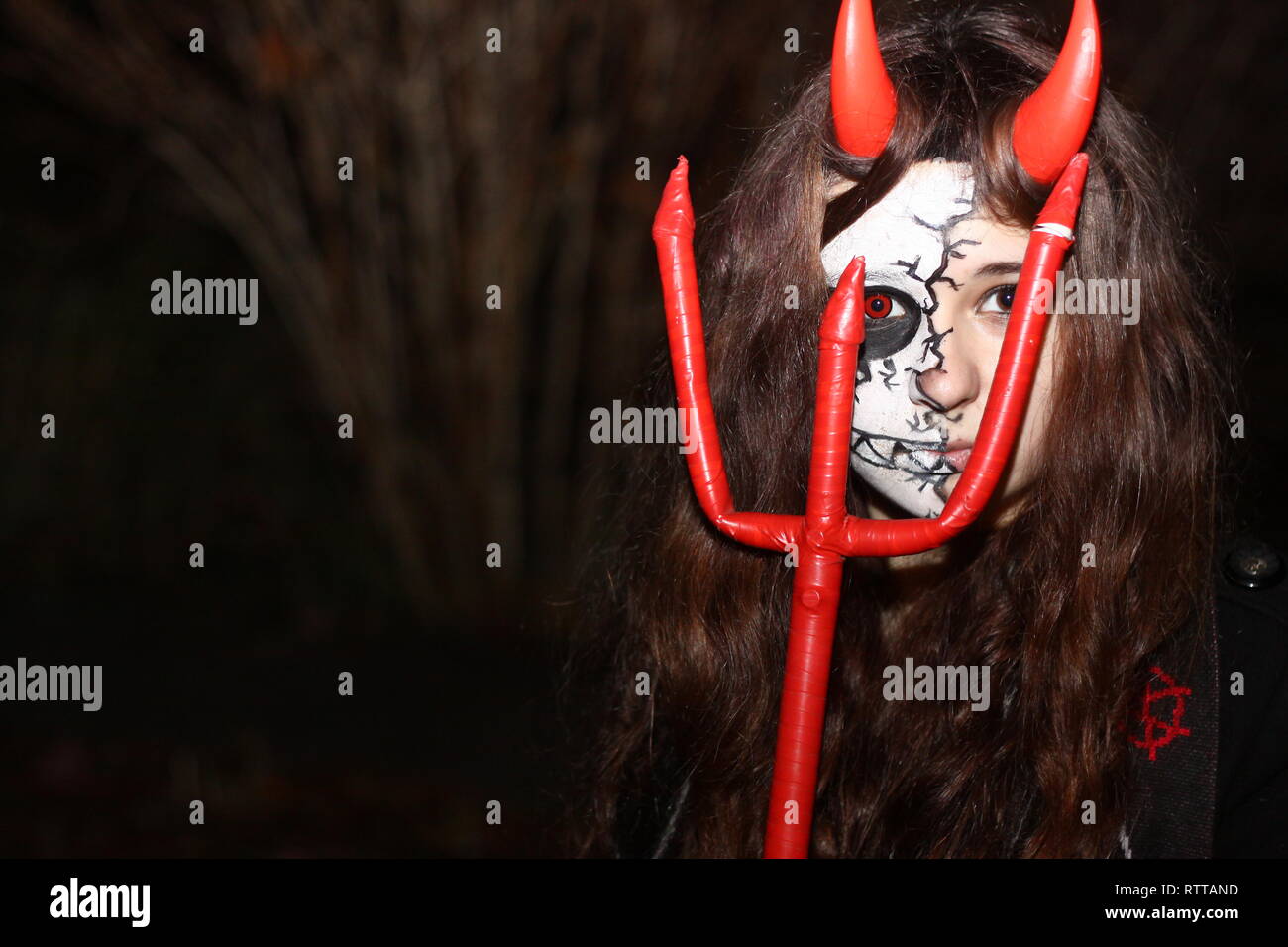 Portrait d'un jeune couple dans Halloween costumes Banque D'Images