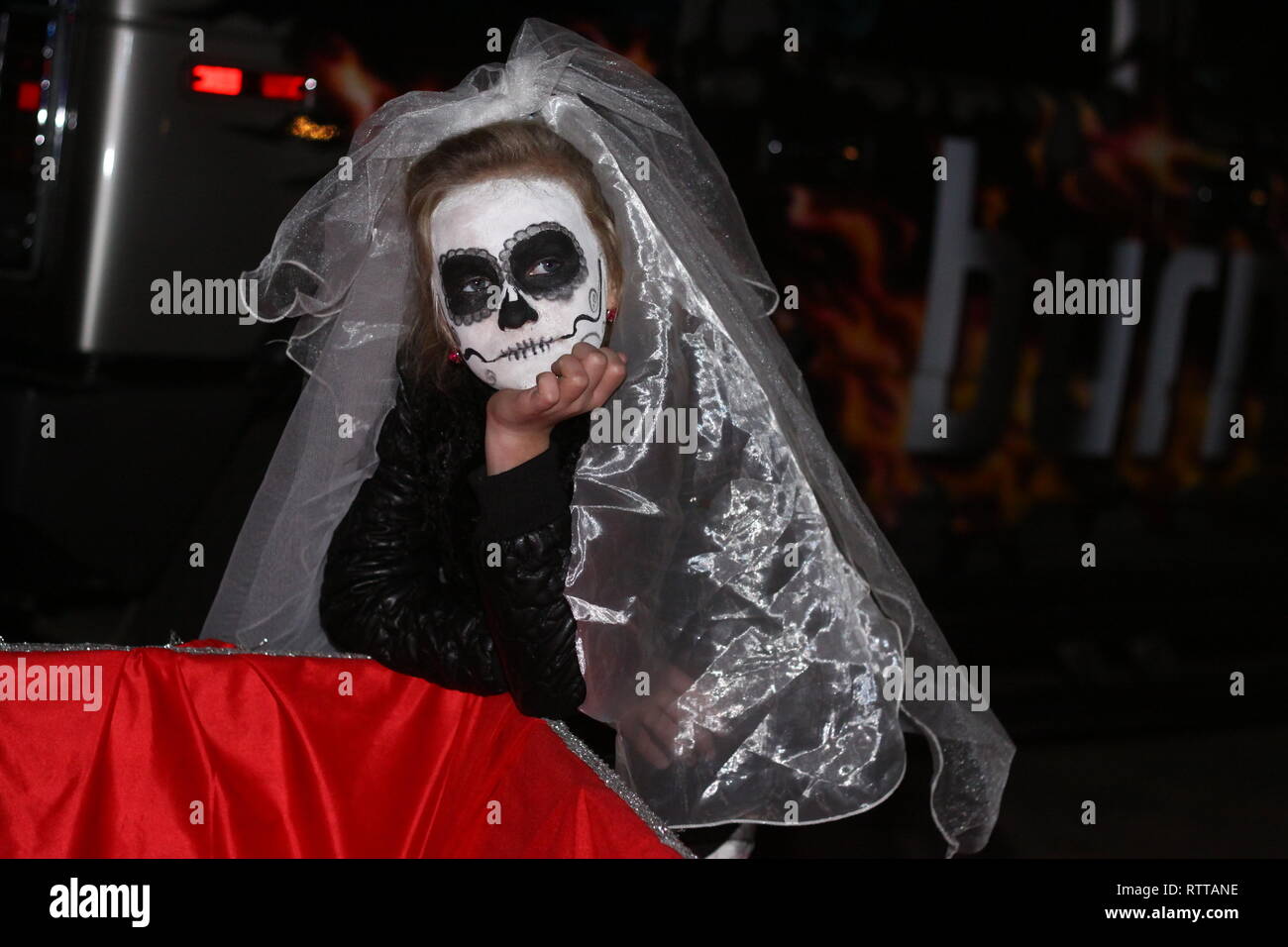 Portrait d'un jeune couple dans Halloween costumes Banque D'Images