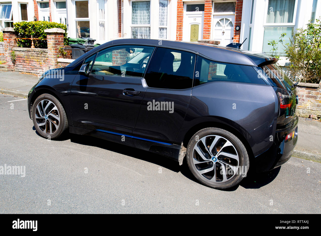 BMW, voiture, électrique, EV, garé, en Angleterre, par route, charge, Cowes, île de Wight, Royaume-Uni, Banque D'Images