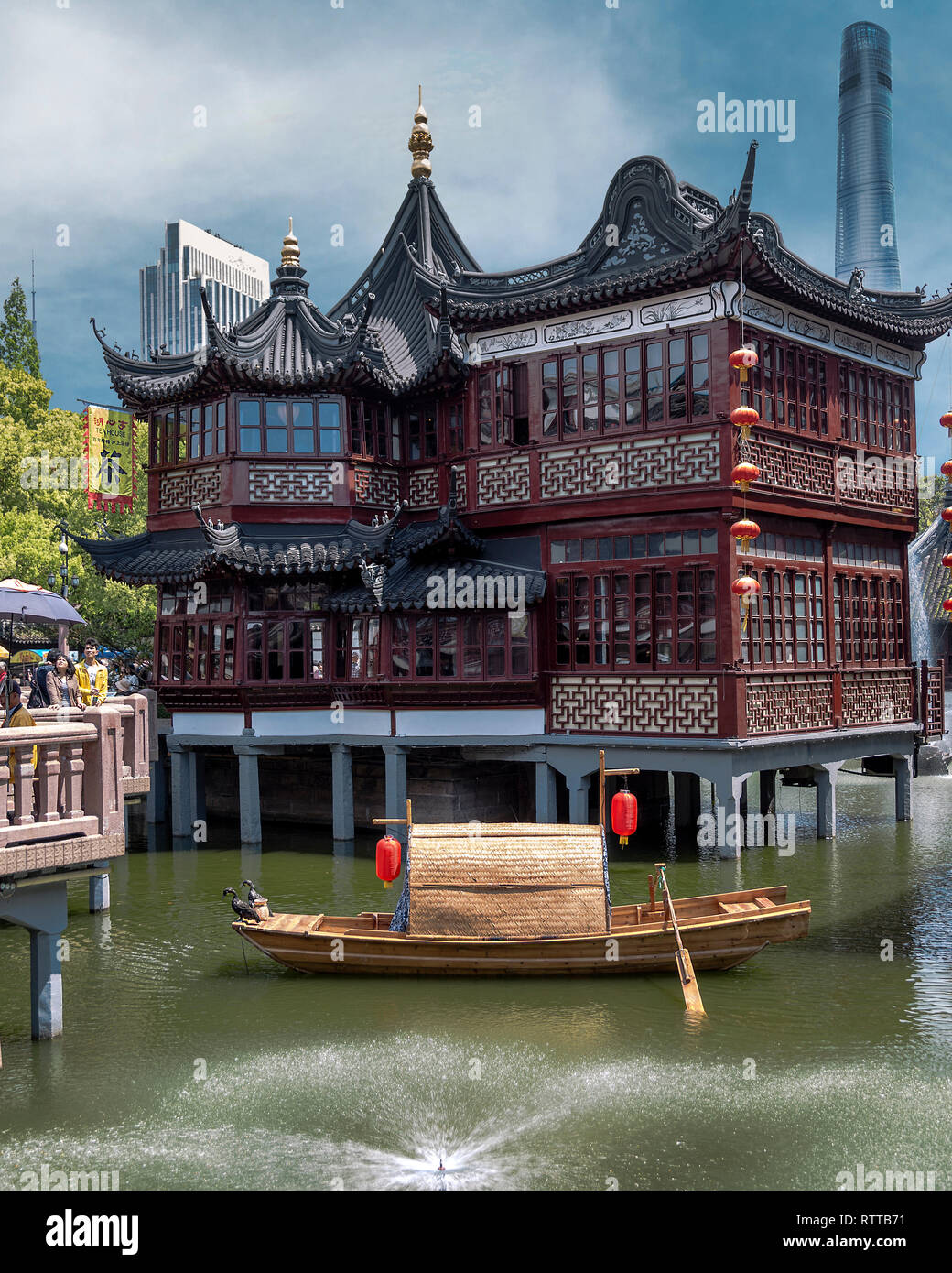 Maison de Thé Huxinting aka le milieu du lac Pavilion Tea House juxtaposée à la Tour de Shanghai Soho Bund et des capacités dans l'arrière-plan. Le Jardin Yu, le vieux Shanghai. Banque D'Images