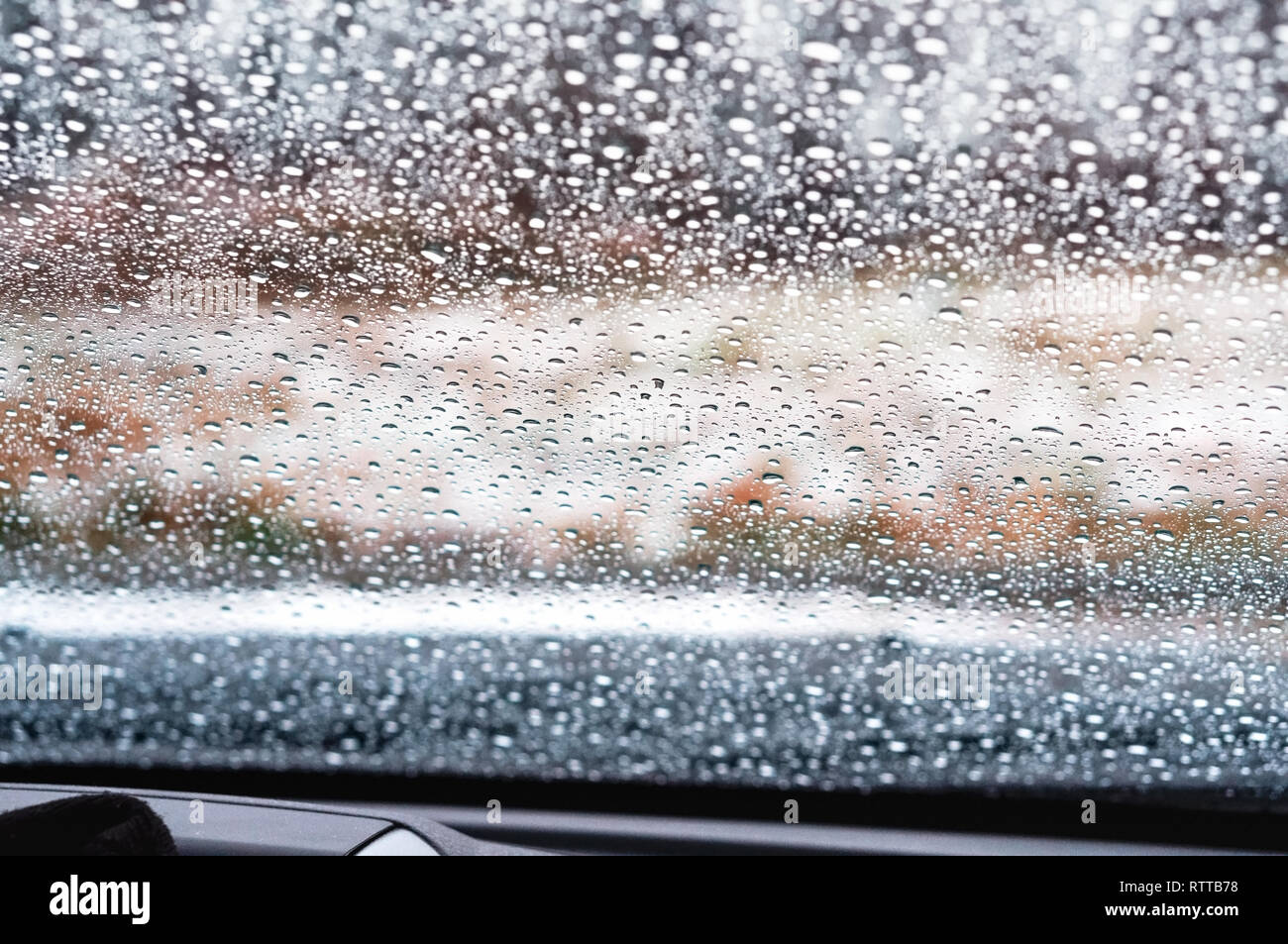 Goutte d'eau sur une vitre de voiture, la pluie tombe sur le verre Banque D'Images