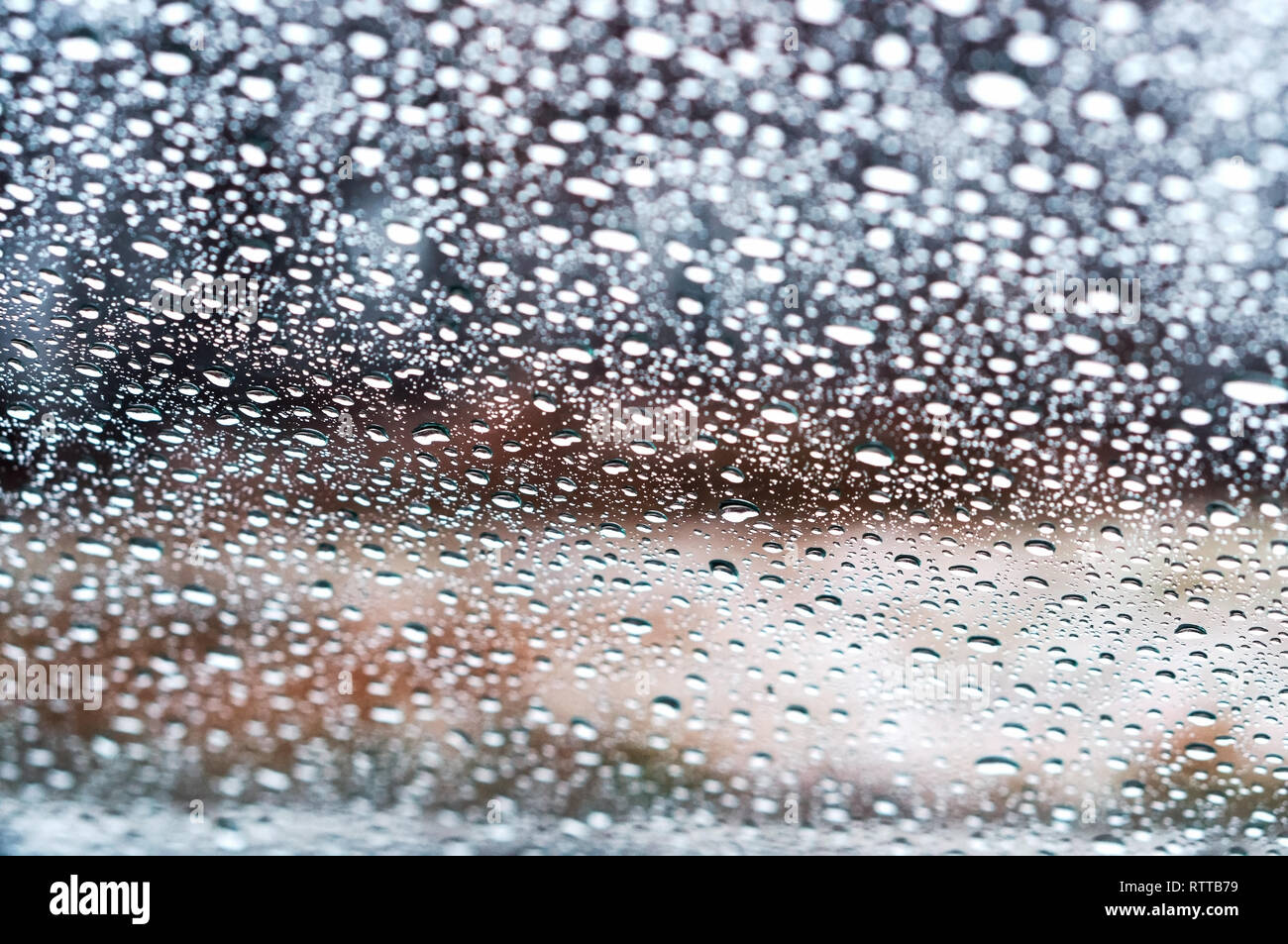 Goutte d'eau sur une vitre de voiture, la pluie tombe sur le verre Banque D'Images
