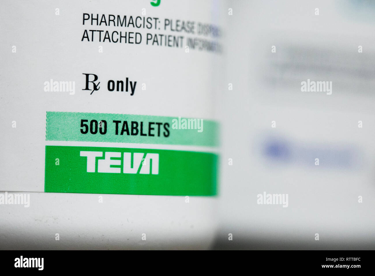 Teva Pharmaceutical Industries un logo est visible sur l'emballage de produits pharmaceutiques sur ordonnance photographié dans une pharmacie Banque D'Images