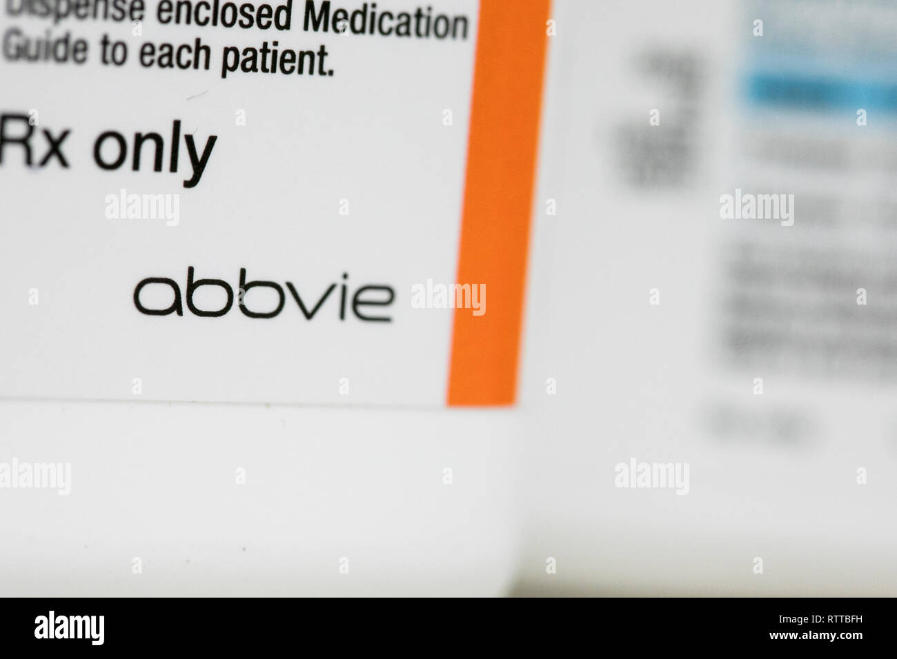 Abbvie un logo est visible sur l'emballage de produits pharmaceutiques sur ordonnance photographié dans une pharmacie. Banque D'Images