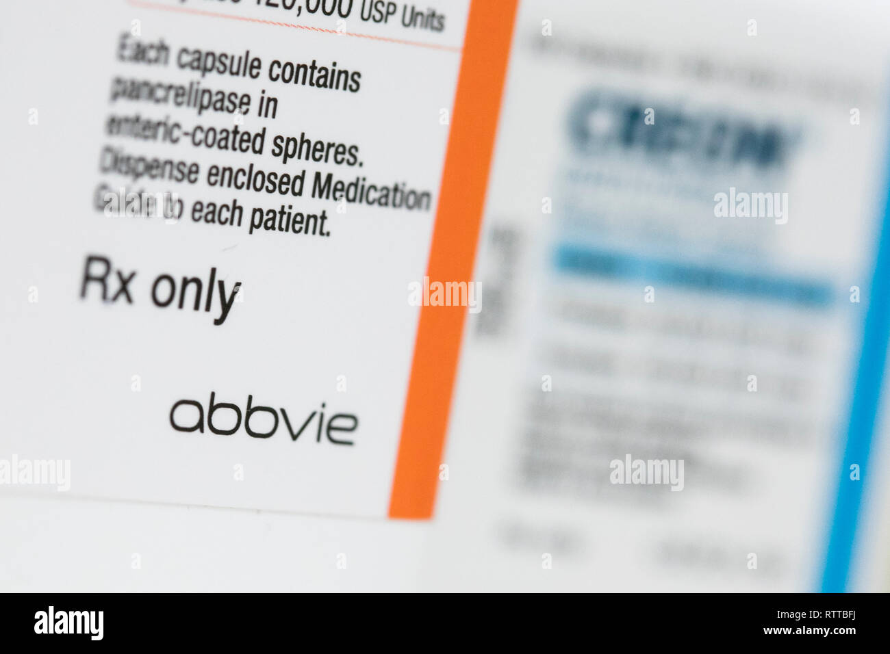 Abbvie un logo est visible sur l'emballage de produits pharmaceutiques sur ordonnance photographié dans une pharmacie. Banque D'Images