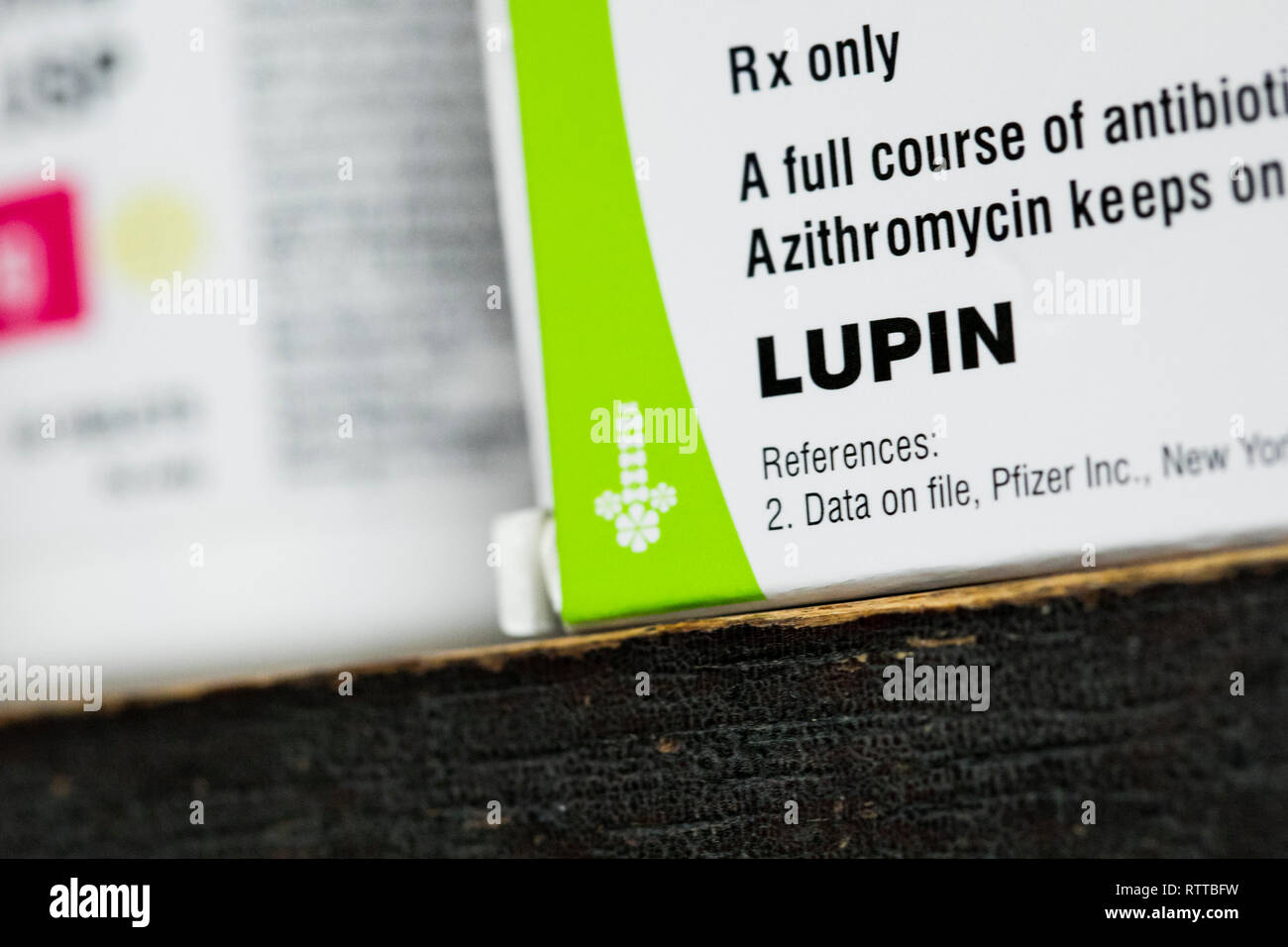 Un lupin Pharmaceuticals logo est visible sur l'emballage de produits pharmaceutiques sur ordonnance photographié dans une pharmacie. Banque D'Images