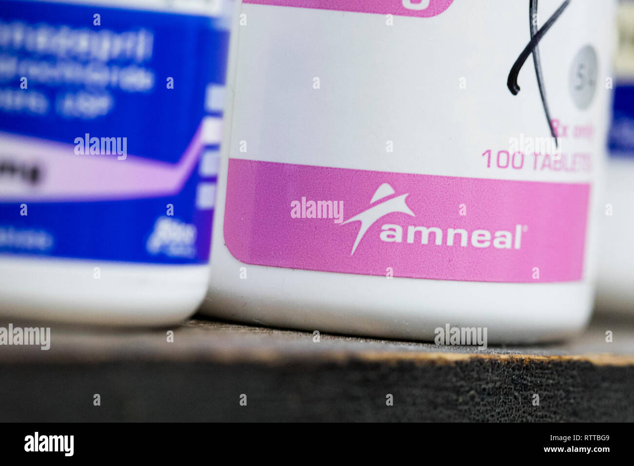 Un Amneal Pharmaceuticals logo est visible sur l'emballage de produits pharmaceutiques sur ordonnance photographié dans une pharmacie. Banque D'Images