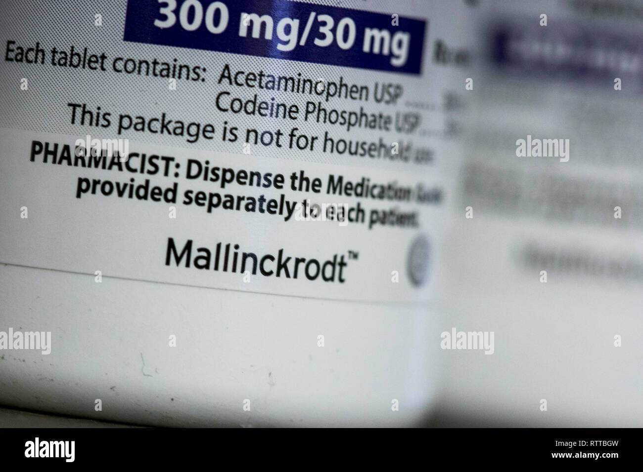 Mallinckrodt Pharmaceuticals est un logo sur l'emballage de produits pharmaceutiques sur ordonnance photographié dans une pharmacie. Banque D'Images