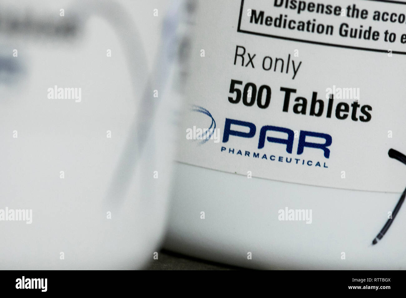 Un logo par Pharmaceutical est vu sur l'emballage de produits pharmaceutiques sur ordonnance photographié dans une pharmacie. Banque D'Images