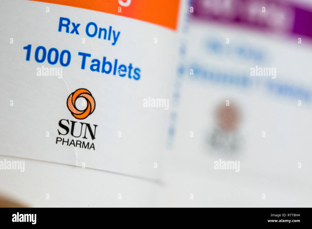 Sun Pharmaceutical Industries un logo est visible sur l'emballage de produits pharmaceutiques sur ordonnance photographié dans une pharmacie. Banque D'Images