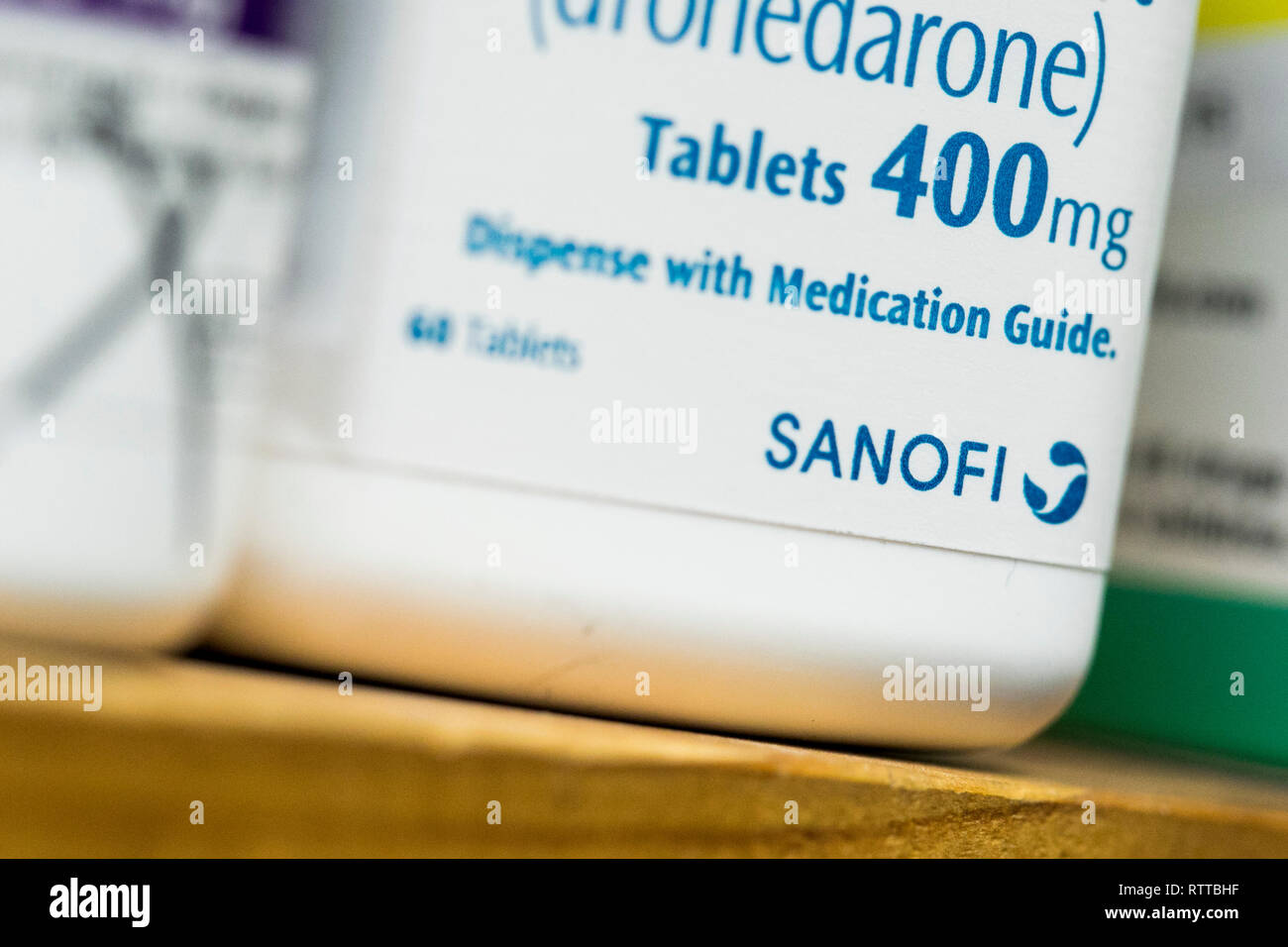 Un logo Sanofi est vu sur l'emballage de produits pharmaceutiques sur ordonnance photographié dans une pharmacie. Banque D'Images