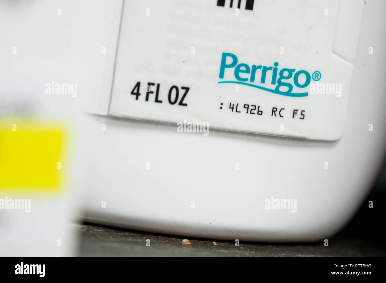 Un logo d'entreprise est considérée Perrigo sur l'emballage de produits pharmaceutiques sur ordonnance photographié dans une pharmacie. Banque D'Images