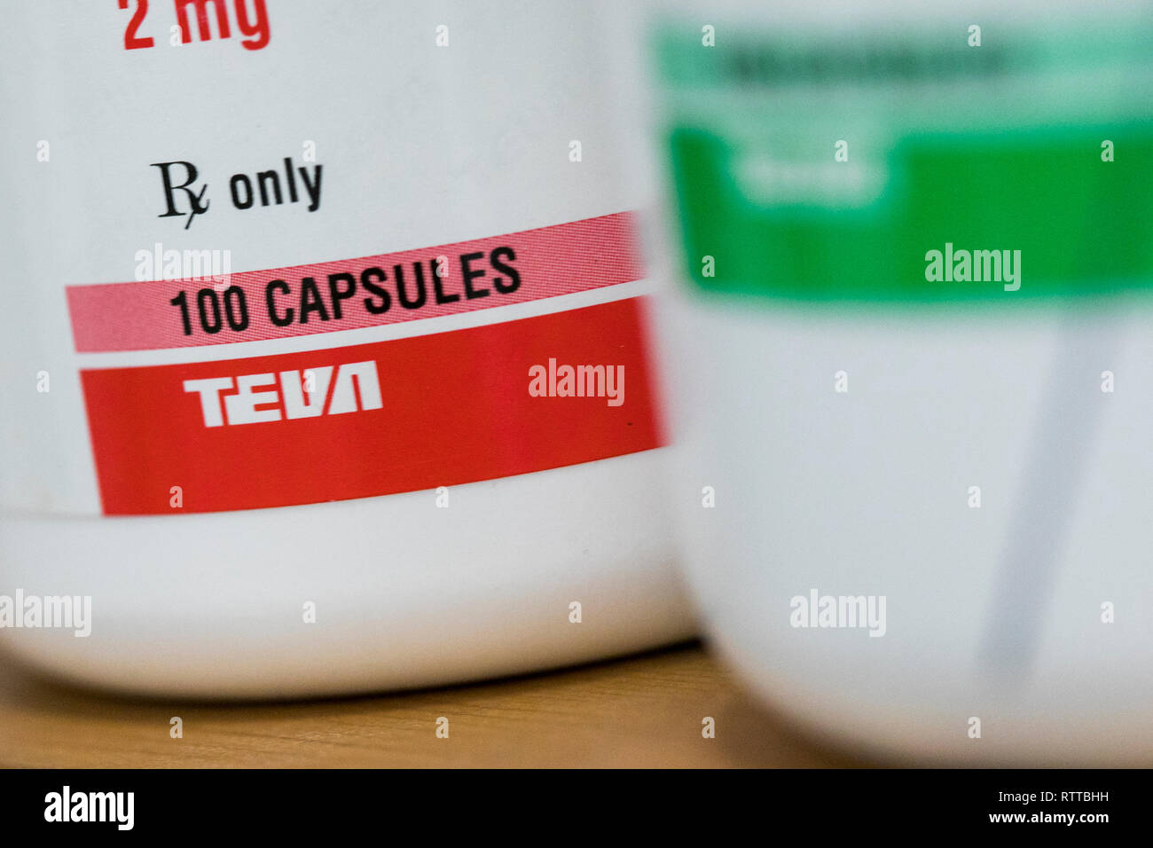 Teva Pharmaceutical Industries un logo est visible sur l'emballage de produits pharmaceutiques sur ordonnance photographié dans une pharmacie Banque D'Images