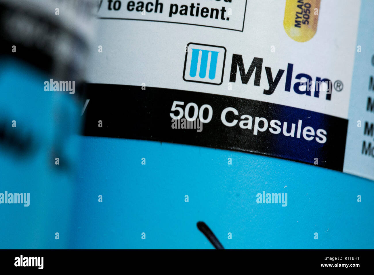 Un logo Mylan est vu sur l'emballage de produits pharmaceutiques sur ordonnance photographié dans une pharmacie. Banque D'Images