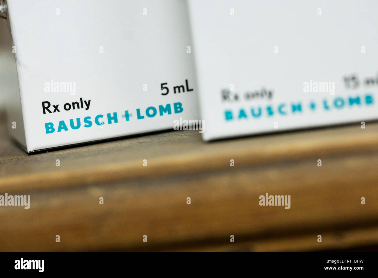 Un logo de Bausch & Lomb est vu sur l'emballage de produits pharmaceutiques sur ordonnance photographié dans une pharmacie. Banque D'Images