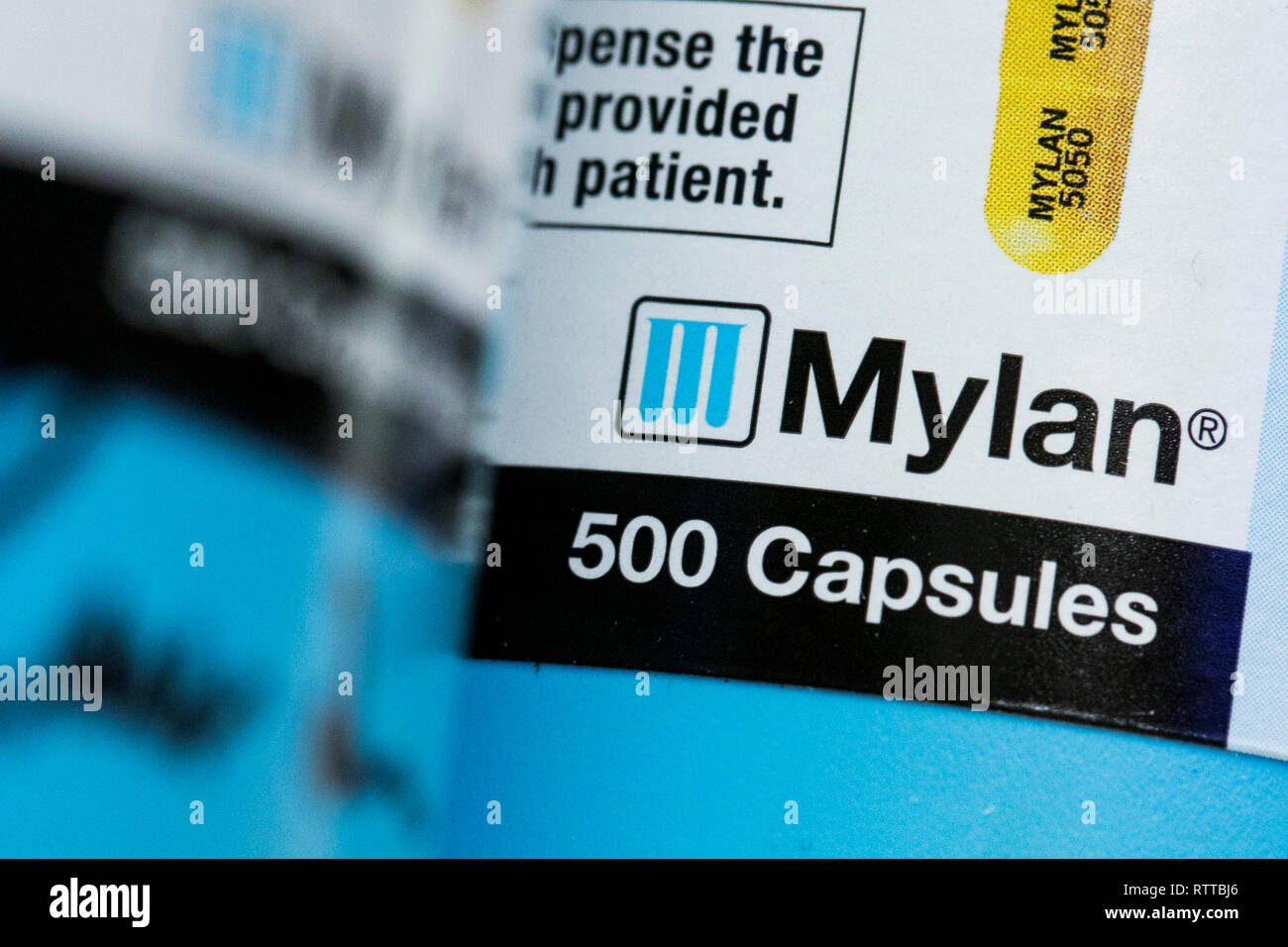Un logo Mylan est vu sur l'emballage de produits pharmaceutiques sur ordonnance photographié dans une pharmacie. Banque D'Images