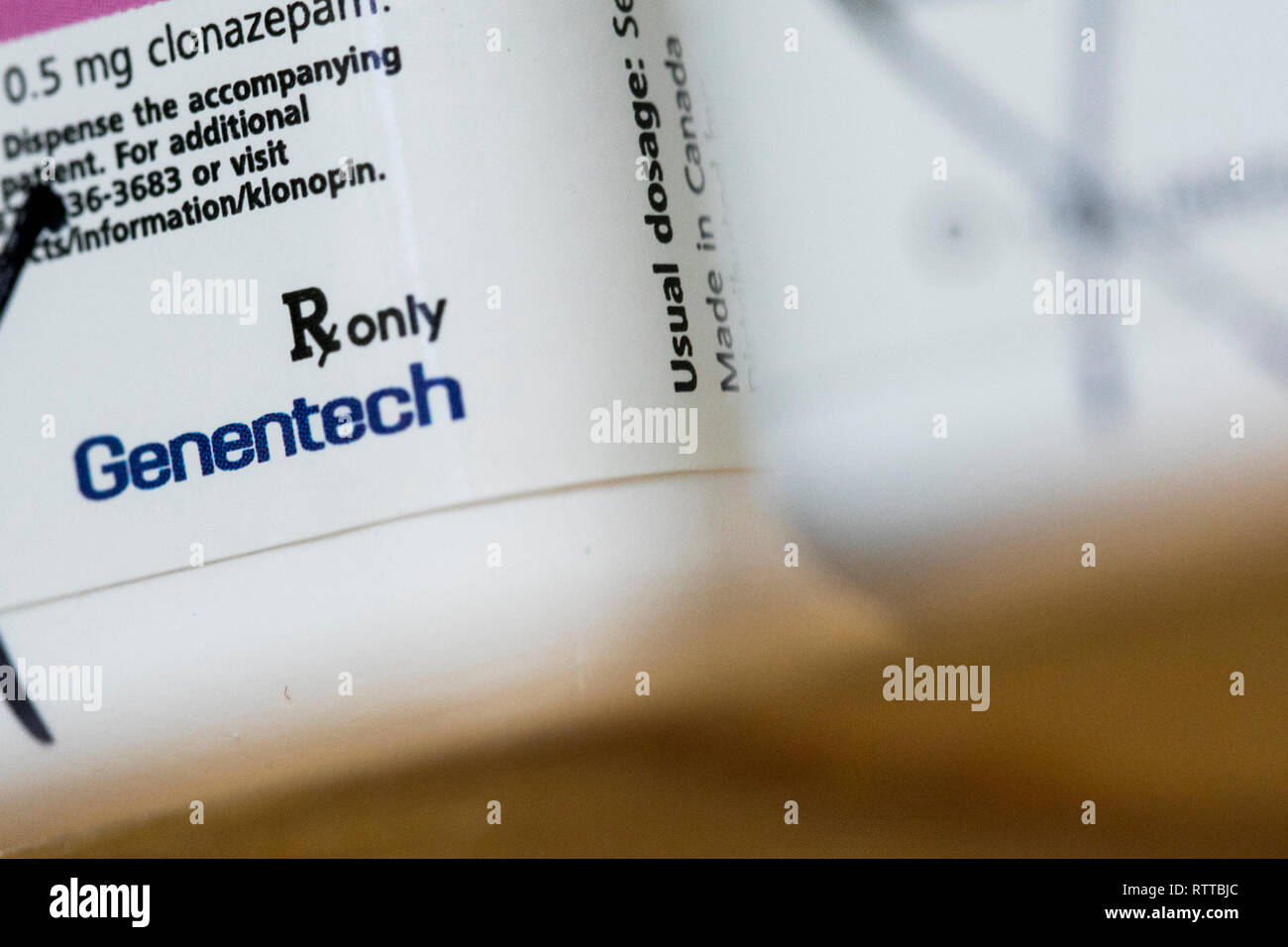 Un logo de Genentech est vu sur l'emballage de produits pharmaceutiques sur ordonnance photographié dans une pharmacie. Banque D'Images