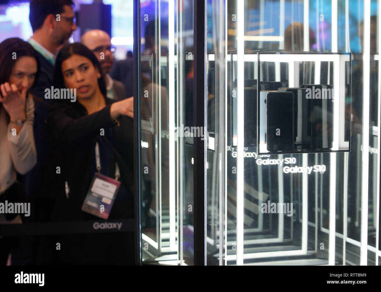 Visiteurs photo le nouveau Samsung smartphone pliable Fold au Mobile World Congress à Barcelone Banque D'Images