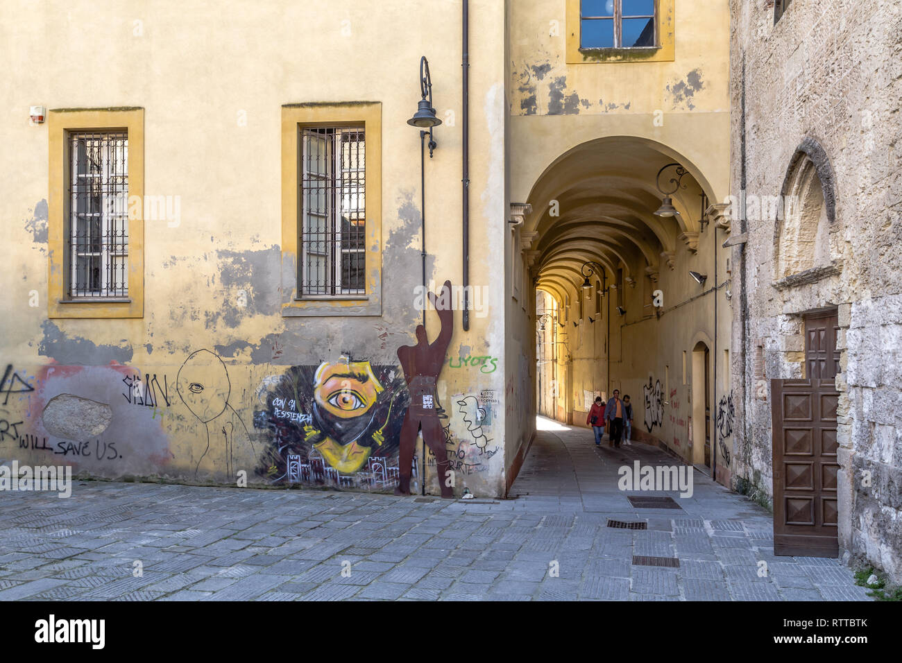 Cagliari, Sardaigne, île Italie - 12 décembre 2019 : Porte médiévale en cours dans la vieille ville de Cagliari en Sardaigne, Italie. Banque D'Images Cagliari, Sardaigne, île Italie - 12 décembre 2019 : Porte médiévale en cours dans la vieille ville de Cagliari en Sardaigne, Italie. Banque D'Images