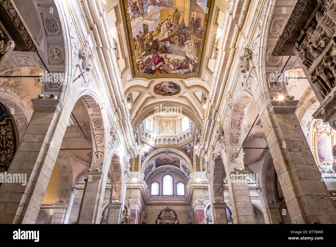 Cagliari, Sardaigne, île Italie - 12 décembre 2019 : Intérieur Cathédrale de Sainte Marie de l'Assomption et Saint Cecilia à Cagliari, Sardaigne Banque D'Images