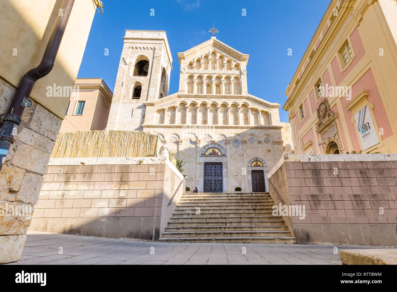 Cagliari, Sardaigne, île, Italie - 12 décembre 2019 : façade néo-gothique de la cathédrale de Cagliari en Sardaigne Saint Mary Iisland, Italie Banque D'Images